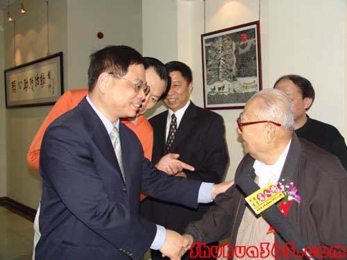 中国残联副主席.党组书记王新宪.到场与娄师白先生亲切握手